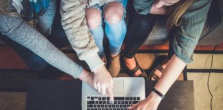 Foto di John Schnobrich su Unsplash