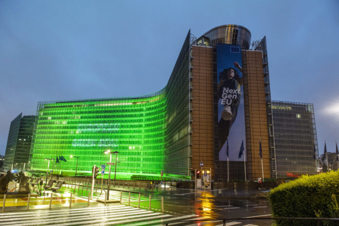 The Berlaymont building lit in green to mark European Green Deal Photographer: Lukasz Kobus Architect: André Polak, Lucien De Vestel, Jean Gilson, Jean Polak European Union, 2021 Scopes : Information and education only, Non-commercial use Please check our Copyright Section - Additional restrictions might apply Source: EC - Audiovisual Service Photographer: Lukasz Kobus Architect: André Polak, Lucien De Vestel, Jean Gilson, Jean Polak European Union, 2021 Scopes : Information and education only, Non-commercial use Please check our Copyright Section - Additional restrictions might apply Source: EC - Audiovisual Service