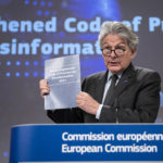 Thierry Breton, al podio, che illustra il rafforzamento del Codice di condotta sulla disinformazione (2022). Photographer: Lukasz Kobus, copyright: European Union, 2022, Source: EC - Audiovisual Service.