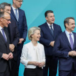 Friedrich Merz, leader del l'Unione democratica cristiana (CDU), a sinistra, Ursula von der Leyen, terza da destra e Kyriakos Mitsotakis, primo ministro greco, a destra, Photographer: Aurore Martignoni, copyright: European Union, 2025, Source: EC - Audiovisual Service.