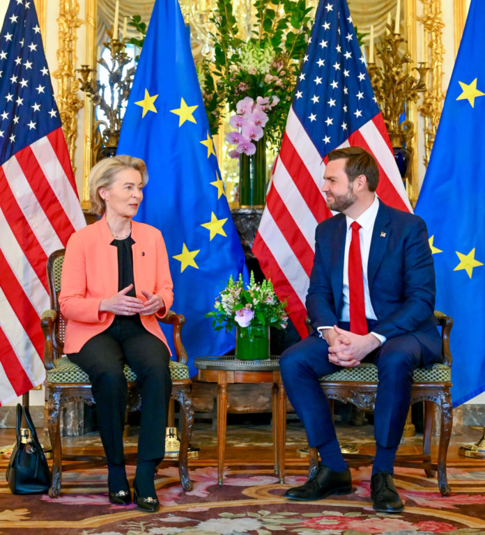 J. D. Vance, vicepresidente degli Stati Uniti, a sinistra, e Ursula von der Leyen, Photographer: Dati Bendo, copyright: European Union, 2025, Source: EC - Audiovisual Service