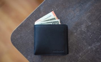 Foto di Emil Kalibradov su Unsplash