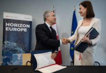 Stretta di mano tra Iliana Ivanova, a destra e François-Philippe Champagne, dopo la firma dell'accordo per l'associazione del Canada a Horizon Europe, 3 luglio 2024, Photographer: Peter McCabe, copyright: European Union, 2024, Source: EC - Audiovisual Service