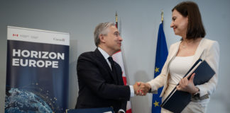 Stretta di mano tra Iliana Ivanova, a destra e François-Philippe Champagne, dopo la firma dell'accordo per l'associazione del Canada a Horizon Europe, 3 luglio 2024, Photographer: Peter McCabe, copyright: European Union, 2024, Source: EC - Audiovisual Service