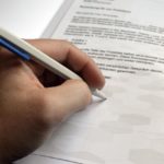 Il nostro stile di vita sta cambiando profondamente a causa dei recenti sviluppi. Il Future of Jobs Report 2025 del World Economic Forum prevede, attraverso alcuni sondaggi, l'evoluzione del mercato del lavoro europeo nei prossimi cinque anni. Il rapporto individua, come fattori di maggiore influenza, la digitalizzazione, l'aumento del costo della vita e gli sforzi contro il cambiamento climatico. Un aumento significativo è previsto nei settori dei lavori di prima linea (lavoratori nella produzione alimentare, addetti alle consegne, etc…), dell'assistenza e dell'istruzione (insegnanti, consulenti, infermieri, etc…), della tecnologia (sviluppatori di software, specialisti in AI, etc…), del clima (ingegneri ambientali, esperti di veicoli elettrici, etc…). Il 54% dei datori di lavoro, tuttavia, individua nella carenza di competenze un ostacolo importante. Su questa linea, le previsioni sull'impegno per l'aggiornamento dei lavoratori mostrano una tendenza positiva. Se resilienza, flessibilità e agilità saranno tra le caratteristiche più richieste, anche il pensiero analitico, il pensiero creativo, la leadership e la capacità di influenzare aumenteranno le possibilità di occupazione. I lavori schematici e di segreteria saranno in declino, poichè facilmente rimpiazzabili dall’IA. Per fornire alcuni dati: in Francia, il 71% dei datori di lavoro punta ad introdurre nuove tecnologie per efficientare la forza lavoro e il 93% delle aziende tedesche prevede che l’IA sarà fondamentale. L'inflazione rimane una grande preoccupazione per il 70% dei datori di lavoro ungheresi e il 70% delle imprese italiane prevede cambiamenti per ridurre le emissioni di CO2. In Europa si rimane, comunque, impegnati nella promozione dell'equità e della diversità, per espandere la base di talenti. Inoltre, iniziano ad essere testate forme di organizzazione più flessibili, come i lavori ibridi. Foto di Adrian da Pixabay