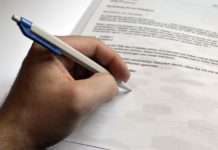 Il nostro stile di vita sta cambiando profondamente a causa dei recenti sviluppi. Il Future of Jobs Report 2025 del World Economic Forum prevede, attraverso alcuni sondaggi, l'evoluzione del mercato del lavoro europeo nei prossimi cinque anni. Il rapporto individua, come fattori di maggiore influenza, la digitalizzazione, l'aumento del costo della vita e gli sforzi contro il cambiamento climatico. Un aumento significativo è previsto nei settori dei lavori di prima linea (lavoratori nella produzione alimentare, addetti alle consegne, etc…), dell'assistenza e dell'istruzione (insegnanti, consulenti, infermieri, etc…), della tecnologia (sviluppatori di software, specialisti in AI, etc…), del clima (ingegneri ambientali, esperti di veicoli elettrici, etc…). Il 54% dei datori di lavoro, tuttavia, individua nella carenza di competenze un ostacolo importante. Su questa linea, le previsioni sull'impegno per l'aggiornamento dei lavoratori mostrano una tendenza positiva. Se resilienza, flessibilità e agilità saranno tra le caratteristiche più richieste, anche il pensiero analitico, il pensiero creativo, la leadership e la capacità di influenzare aumenteranno le possibilità di occupazione. I lavori schematici e di segreteria saranno in declino, poichè facilmente rimpiazzabili dall’IA. Per fornire alcuni dati: in Francia, il 71% dei datori di lavoro punta ad introdurre nuove tecnologie per efficientare la forza lavoro e il 93% delle aziende tedesche prevede che l’IA sarà fondamentale. L'inflazione rimane una grande preoccupazione per il 70% dei datori di lavoro ungheresi e il 70% delle imprese italiane prevede cambiamenti per ridurre le emissioni di CO2. In Europa si rimane, comunque, impegnati nella promozione dell'equità e della diversità, per espandere la base di talenti. Inoltre, iniziano ad essere testate forme di organizzazione più flessibili, come i lavori ibridi. Foto di Adrian da Pixabay