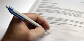 Il nostro stile di vita sta cambiando profondamente a causa dei recenti sviluppi. Il Future of Jobs Report 2025 del World Economic Forum prevede, attraverso alcuni sondaggi, l'evoluzione del mercato del lavoro europeo nei prossimi cinque anni. Il rapporto individua, come fattori di maggiore influenza, la digitalizzazione, l'aumento del costo della vita e gli sforzi contro il cambiamento climatico. Un aumento significativo è previsto nei settori dei lavori di prima linea (lavoratori nella produzione alimentare, addetti alle consegne, etc…), dell'assistenza e dell'istruzione (insegnanti, consulenti, infermieri, etc…), della tecnologia (sviluppatori di software, specialisti in AI, etc…), del clima (ingegneri ambientali, esperti di veicoli elettrici, etc…). Il 54% dei datori di lavoro, tuttavia, individua nella carenza di competenze un ostacolo importante. Su questa linea, le previsioni sull'impegno per l'aggiornamento dei lavoratori mostrano una tendenza positiva. Se resilienza, flessibilità e agilità saranno tra le caratteristiche più richieste, anche il pensiero analitico, il pensiero creativo, la leadership e la capacità di influenzare aumenteranno le possibilità di occupazione. I lavori schematici e di segreteria saranno in declino, poichè facilmente rimpiazzabili dall’IA. Per fornire alcuni dati: in Francia, il 71% dei datori di lavoro punta ad introdurre nuove tecnologie per efficientare la forza lavoro e il 93% delle aziende tedesche prevede che l’IA sarà fondamentale. L'inflazione rimane una grande preoccupazione per il 70% dei datori di lavoro ungheresi e il 70% delle imprese italiane prevede cambiamenti per ridurre le emissioni di CO2. In Europa si rimane, comunque, impegnati nella promozione dell'equità e della diversità, per espandere la base di talenti. Inoltre, iniziano ad essere testate forme di organizzazione più flessibili, come i lavori ibridi. Foto di Adrian da Pixabay