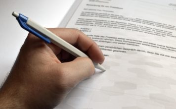 Il nostro stile di vita sta cambiando profondamente a causa dei recenti sviluppi. Il Future of Jobs Report 2025 del World Economic Forum prevede, attraverso alcuni sondaggi, l'evoluzione del mercato del lavoro europeo nei prossimi cinque anni. Il rapporto individua, come fattori di maggiore influenza, la digitalizzazione, l'aumento del costo della vita e gli sforzi contro il cambiamento climatico. Un aumento significativo è previsto nei settori dei lavori di prima linea (lavoratori nella produzione alimentare, addetti alle consegne, etc…), dell'assistenza e dell'istruzione (insegnanti, consulenti, infermieri, etc…), della tecnologia (sviluppatori di software, specialisti in AI, etc…), del clima (ingegneri ambientali, esperti di veicoli elettrici, etc…). Il 54% dei datori di lavoro, tuttavia, individua nella carenza di competenze un ostacolo importante. Su questa linea, le previsioni sull'impegno per l'aggiornamento dei lavoratori mostrano una tendenza positiva. Se resilienza, flessibilità e agilità saranno tra le caratteristiche più richieste, anche il pensiero analitico, il pensiero creativo, la leadership e la capacità di influenzare aumenteranno le possibilità di occupazione. I lavori schematici e di segreteria saranno in declino, poichè facilmente rimpiazzabili dall’IA. Per fornire alcuni dati: in Francia, il 71% dei datori di lavoro punta ad introdurre nuove tecnologie per efficientare la forza lavoro e il 93% delle aziende tedesche prevede che l’IA sarà fondamentale. L'inflazione rimane una grande preoccupazione per il 70% dei datori di lavoro ungheresi e il 70% delle imprese italiane prevede cambiamenti per ridurre le emissioni di CO2. In Europa si rimane, comunque, impegnati nella promozione dell'equità e della diversità, per espandere la base di talenti. Inoltre, iniziano ad essere testate forme di organizzazione più flessibili, come i lavori ibridi. Foto di Adrian da Pixabay