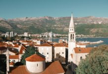 Budva, Montenegro. Foto di Ender Vatan su Unsplash