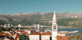 Budva, Montenegro. Foto di Ender Vatan su Unsplash