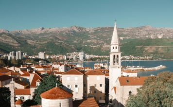 Budva, Montenegro. Foto di Ender Vatan su Unsplash