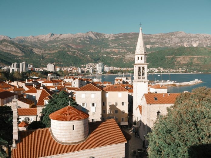 Budva, Montenegro. Foto di Ender Vatan su Unsplash