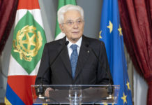 Palazzo del Quirinale, 30/07/2025 (II mandato) Il Presidente Sergio Mattarella rivolge il suo indirizzo di saluto in occasione dell'incontro con i componenti dell’Associazione Stampa Parlamentare, i Direttori dei quotidiani e delle agenzie giornalistiche e i giornalisti accreditati presso il Quirinale per la consegna del Ventaglio da parte dell’Associazione Stampa Parlamentare. Copyright: Quirinale.it.
