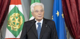 Palazzo del Quirinale, 30/07/2025 (II mandato) Il Presidente Sergio Mattarella rivolge il suo indirizzo di saluto in occasione dell'incontro con i componenti dell’Associazione Stampa Parlamentare, i Direttori dei quotidiani e delle agenzie giornalistiche e i giornalisti accreditati presso il Quirinale per la consegna del Ventaglio da parte dell’Associazione Stampa Parlamentare. Copyright: Quirinale.it.