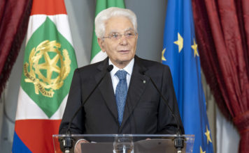 Palazzo del Quirinale, 30/07/2025 (II mandato) Il Presidente Sergio Mattarella rivolge il suo indirizzo di saluto in occasione dell'incontro con i componenti dell’Associazione Stampa Parlamentare, i Direttori dei quotidiani e delle agenzie giornalistiche e i giornalisti accreditati presso il Quirinale per la consegna del Ventaglio da parte dell’Associazione Stampa Parlamentare. Copyright: Quirinale.it.