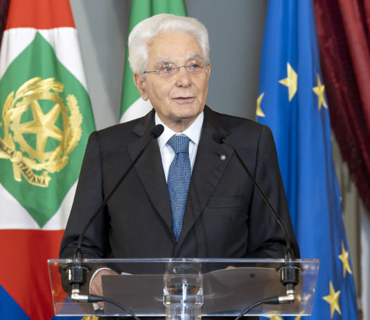 Palazzo del Quirinale, 30/07/2025 (II mandato) Il Presidente Sergio Mattarella rivolge il suo indirizzo di saluto in occasione dell'incontro con i componenti dell’Associazione Stampa Parlamentare, i Direttori dei quotidiani e delle agenzie giornalistiche e i giornalisti accreditati presso il Quirinale per la consegna del Ventaglio da parte dell’Associazione Stampa Parlamentare. Copyright: Quirinale.it.