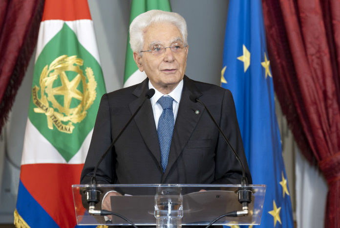 Palazzo del Quirinale, 30/07/2025 (II mandato) Il Presidente Sergio Mattarella rivolge il suo indirizzo di saluto in occasione dell'incontro con i componenti dell’Associazione Stampa Parlamentare, i Direttori dei quotidiani e delle agenzie giornalistiche e i giornalisti accreditati presso il Quirinale per la consegna del Ventaglio da parte dell’Associazione Stampa Parlamentare. Copyright: Quirinale.it.