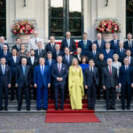 Vertice NATO del 2025: Il Vertice NATO è un incontro dei capi di Stato e di governo dei 32 paesi membri della NATO, dei paesi partner e dell'Unione europea, e si è tenuto a L'Aia, Paesi Bassi, il 24 e 25 giugno 2025. È la prima volta che i Paesi Bassi ospitano un vertice della NATO. Bart Maat / Ministry of Foreign Affairs of the Netherlands / Wikimedia Commons