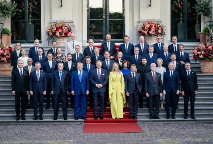 Vertice NATO del 2025: Il Vertice NATO è un incontro dei capi di Stato e di governo dei 32 paesi membri della NATO, dei paesi partner e dell'Unione europea, e si è tenuto a L'Aia, Paesi Bassi, il 24 e 25 giugno 2025. È la prima volta che i Paesi Bassi ospitano un vertice della NATO. Bart Maat / Ministry of Foreign Affairs of the Netherlands / Wikimedia Commons