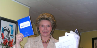 Presentazione di Europass da parte di Viviane Reding, membro della Commissione Europea, nel 2004. "Viviane Reding, membro della CE responsabile per l'istruzione e la cultura, ha tenuto una conferenza stampa su euro pass: un nuovo strumento per migliorare il riconoscimento delle qualifiche e delle competenze nel l'Europa allargata." Copyright: European Communities, 2004, Source: EC - Audiovisual Service