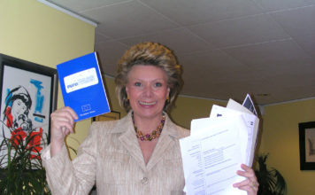 Presentazione di Europass da parte di Viviane Reding, membro della Commissione Europea, nel 2004. "Viviane Reding, membro della CE responsabile per l'istruzione e la cultura, ha tenuto una conferenza stampa su euro pass: un nuovo strumento per migliorare il riconoscimento delle qualifiche e delle competenze nel l'Europa allargata." Copyright: European Communities, 2004, Source: EC - Audiovisual Service