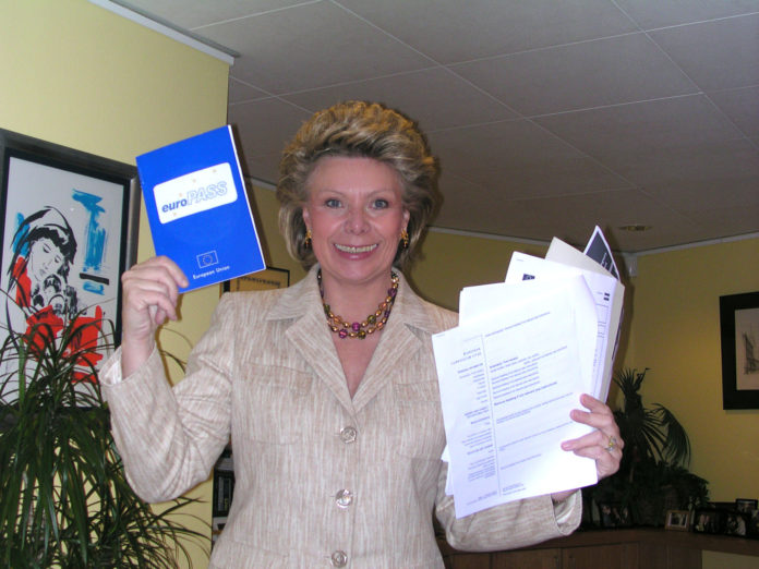 Presentazione di Europass da parte di Viviane Reding, membro della Commissione Europea, nel 2004.