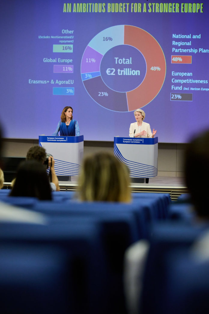 Ursula von der Leyen, Presidente della Commissione europea, tiene una conferenza stampa sul quadro finanziario pluriennale (QFP) per il periodo 2028-2034 (= prossimo bilancio a lungo termine dell'UE). Photographer: Dati Bendo, copyright: European Union, 2025. Source: EC - Audiovisual Service.