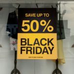 Adesso che la corsa alle promozioni commerciali del “black friday”, il “venerdí nero” è (quasi) finita e alla vigilia delle promozioni invernali, forse non è fuori luogo chiedersi quale sia il vero colore di questa invenzione americana agli occhi dell’Unione Europea chiamata, anche su questa irruzione da oltre-Atlantico , a vigilare in difesa dei consumatori europei. Dopo avere nel tempo contribuito, anche se non sempre con successo, a regolamentare in particolare le promozioni dei saldi stagionali , adesso per l’Unione Europea è la volta di vigilare sulle nuove pratiche commerciali attive sulle piattaforme digitali. Si tratta di un impegno diventato anche più pressante nel nuovo clima di competizione commerciale a livello mondiale, accelerata dalla recente “guerra dei dazi” e dall’attacco di Trump alle regole europee di protezione rispetto ad un’invasività digitale fuori controllo. Nell’UE uno studio coordinato nel 2022 dalla Commissione europea condotta su 16.000 prodotti proposti da 176 siti Internet ha rivelato che un annuncio su quattro non era conforme alla legislazione europea, in un contesto nel quale le grandi piattaforme digitali, tra le altre Amazon e Google, stravolgono la concorrenza rispetto ad altre piattaforme minori e più ancora rispetto a piccoli e medi esercizi commerciali locali, dei quali conosciamo l’alto tasso di mortalità nel nostro territorio. Al netto delle importanti ricadute di queste nuove “seduzioni commerciali” che impoveriscono il territorio, riducendo anche il prezioso tessuto di relazioni umane e sopprimendo l’intermediazione del venditore di prossimità tra cliente e prodotto, altri rischi per il consumatore non sono da sottovalutare. È cresciuta così nello spazio europeo l’esigenza di dare vita a una politica di difesa del consumatore, in un contesto di grande complessità degli scambi commerciali internazionali difficilmente regolabili nella sola limitata dimensione nazionale. Fin dal 1972 il tema si è affacciato sul tavolo dell’allora Comunità economica europea, per atterrare più concretamente nell’Unione Europea con il Trattato di Maastricht del 1992. Oggi molti sono diventati gli argini alzati dall’UE a protezione dei consumatori: dalla lotta alle pratiche commerciali sleali alla pubblicità ingannevole, dalla sorveglianza sulle etichette dei prodotti fino alla protezione dei diritti dei viaggiatori. Si tratta di un cantiere vasto e in continua evoluzione, in parte una sorta di battaglia permanente tra “guardie e ladri”, dove l’Unione Europea deve farsi carico della protezione dei suoi cittadini-consumatori nel quadro della transizione ecologica e digitale in corso, vegliando all’applicazione effettiva dei diritti dei consumatori, senza dimenticare il prezioso contributo della cooperazione internazionale in materia. Più concretamente sono state adottate misure in materia di acquisti per consentire al consumatore di beneficiare di una garanzia minima di due anni sui prodotti acquistati con l’obbligo per il venditore di ripararli, sostituirli o rimborsarli e il diritto per l’acquirente di disporre di 14 giorni per annullare l’ordinazione. Da segnalare, fino dal 2003, un sistema rapido europeo di allerta per mettere in grado gli Stati membri UE di scambiare informazioni su prodotti a rischio per la salute. Vi sono ancora molti altri fronti per questa pacifica battaglia europea: tra questi il diritto alla riparazione da parte dei fabbricanti di elettrodomestici o la lotta contro la “pubblicità verde ingannevole”, nota come “greenwashing” (un ecologismo di facciata), o ancora la trasparenza sulla tracciabilità dei prodotti, oltre che per motivi sanitari, anche per lottare contro le frodi. Il quadro complessivo della politica europea di difesa dei consumatori, qui appena accennato, è lungi dall’essere completo e altre misure sono allo studio o in via di adozione. Si tratta di un cantiere europeo doveroso da ricordare ai cittadini europei, oggi preoccupati come non mai di essere protetti dalla prepotenza e dall’inganno di attori che oggi minacciano l’Unione Europea con le armi e con i dazi. Foto di Ashkan Forouzani su Unsplash