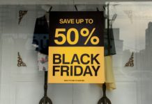 Adesso che la corsa alle promozioni commerciali del “black friday”, il “venerdí nero” è (quasi) finita e alla vigilia delle promozioni invernali, forse non è fuori luogo chiedersi quale sia il vero colore di questa invenzione americana agli occhi dell’Unione Europea chiamata, anche su questa irruzione da oltre-Atlantico , a vigilare in difesa dei consumatori europei. Dopo avere nel tempo contribuito, anche se non sempre con successo, a regolamentare in particolare le promozioni dei saldi stagionali , adesso per l’Unione Europea è la volta di vigilare sulle nuove pratiche commerciali attive sulle piattaforme digitali. Si tratta di un impegno diventato anche più pressante nel nuovo clima di competizione commerciale a livello mondiale, accelerata dalla recente “guerra dei dazi” e dall’attacco di Trump alle regole europee di protezione rispetto ad un’invasività digitale fuori controllo. Nell’UE uno studio coordinato nel 2022 dalla Commissione europea condotta su 16.000 prodotti proposti da 176 siti Internet ha rivelato che un annuncio su quattro non era conforme alla legislazione europea, in un contesto nel quale le grandi piattaforme digitali, tra le altre Amazon e Google, stravolgono la concorrenza rispetto ad altre piattaforme minori e più ancora rispetto a piccoli e medi esercizi commerciali locali, dei quali conosciamo l’alto tasso di mortalità nel nostro territorio. Al netto delle importanti ricadute di queste nuove “seduzioni commerciali” che impoveriscono il territorio, riducendo anche il prezioso tessuto di relazioni umane e sopprimendo l’intermediazione del venditore di prossimità tra cliente e prodotto, altri rischi per il consumatore non sono da sottovalutare. È cresciuta così nello spazio europeo l’esigenza di dare vita a una politica di difesa del consumatore, in un contesto di grande complessità degli scambi commerciali internazionali difficilmente regolabili nella sola limitata dimensione nazionale. Fin dal 1972 il tema si è affacciato sul tavolo dell’allora Comunità economica europea, per atterrare più concretamente nell’Unione Europea con il Trattato di Maastricht del 1992. Oggi molti sono diventati gli argini alzati dall’UE a protezione dei consumatori: dalla lotta alle pratiche commerciali sleali alla pubblicità ingannevole, dalla sorveglianza sulle etichette dei prodotti fino alla protezione dei diritti dei viaggiatori. Si tratta di un cantiere vasto e in continua evoluzione, in parte una sorta di battaglia permanente tra “guardie e ladri”, dove l’Unione Europea deve farsi carico della protezione dei suoi cittadini-consumatori nel quadro della transizione ecologica e digitale in corso, vegliando all’applicazione effettiva dei diritti dei consumatori, senza dimenticare il prezioso contributo della cooperazione internazionale in materia. Più concretamente sono state adottate misure in materia di acquisti per consentire al consumatore di beneficiare di una garanzia minima di due anni sui prodotti acquistati con l’obbligo per il venditore di ripararli, sostituirli o rimborsarli e il diritto per l’acquirente di disporre di 14 giorni per annullare l’ordinazione. Da segnalare, fino dal 2003, un sistema rapido europeo di allerta per mettere in grado gli Stati membri UE di scambiare informazioni su prodotti a rischio per la salute. Vi sono ancora molti altri fronti per questa pacifica battaglia europea: tra questi il diritto alla riparazione da parte dei fabbricanti di elettrodomestici o la lotta contro la “pubblicità verde ingannevole”, nota come “greenwashing” (un ecologismo di facciata), o ancora la trasparenza sulla tracciabilità dei prodotti, oltre che per motivi sanitari, anche per lottare contro le frodi. Il quadro complessivo della politica europea di difesa dei consumatori, qui appena accennato, è lungi dall’essere completo e altre misure sono allo studio o in via di adozione. Si tratta di un cantiere europeo doveroso da ricordare ai cittadini europei, oggi preoccupati come non mai di essere protetti dalla prepotenza e dall’inganno di attori che oggi minacciano l’Unione Europea con le armi e con i dazi. Foto di Ashkan Forouzani su Unsplash