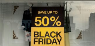 Adesso che la corsa alle promozioni commerciali del “black friday”, il “venerdí nero” è (quasi) finita e alla vigilia delle promozioni invernali, forse non è fuori luogo chiedersi quale sia il vero colore di questa invenzione americana agli occhi dell’Unione Europea chiamata, anche su questa irruzione da oltre-Atlantico , a vigilare in difesa dei consumatori europei. Dopo avere nel tempo contribuito, anche se non sempre con successo, a regolamentare in particolare le promozioni dei saldi stagionali , adesso per l’Unione Europea è la volta di vigilare sulle nuove pratiche commerciali attive sulle piattaforme digitali. Si tratta di un impegno diventato anche più pressante nel nuovo clima di competizione commerciale a livello mondiale, accelerata dalla recente “guerra dei dazi” e dall’attacco di Trump alle regole europee di protezione rispetto ad un’invasività digitale fuori controllo. Nell’UE uno studio coordinato nel 2022 dalla Commissione europea condotta su 16.000 prodotti proposti da 176 siti Internet ha rivelato che un annuncio su quattro non era conforme alla legislazione europea, in un contesto nel quale le grandi piattaforme digitali, tra le altre Amazon e Google, stravolgono la concorrenza rispetto ad altre piattaforme minori e più ancora rispetto a piccoli e medi esercizi commerciali locali, dei quali conosciamo l’alto tasso di mortalità nel nostro territorio. Al netto delle importanti ricadute di queste nuove “seduzioni commerciali” che impoveriscono il territorio, riducendo anche il prezioso tessuto di relazioni umane e sopprimendo l’intermediazione del venditore di prossimità tra cliente e prodotto, altri rischi per il consumatore non sono da sottovalutare. È cresciuta così nello spazio europeo l’esigenza di dare vita a una politica di difesa del consumatore, in un contesto di grande complessità degli scambi commerciali internazionali difficilmente regolabili nella sola limitata dimensione nazionale. Fin dal 1972 il tema si è affacciato sul tavolo dell’allora Comunità economica europea, per atterrare più concretamente nell’Unione Europea con il Trattato di Maastricht del 1992. Oggi molti sono diventati gli argini alzati dall’UE a protezione dei consumatori: dalla lotta alle pratiche commerciali sleali alla pubblicità ingannevole, dalla sorveglianza sulle etichette dei prodotti fino alla protezione dei diritti dei viaggiatori. Si tratta di un cantiere vasto e in continua evoluzione, in parte una sorta di battaglia permanente tra “guardie e ladri”, dove l’Unione Europea deve farsi carico della protezione dei suoi cittadini-consumatori nel quadro della transizione ecologica e digitale in corso, vegliando all’applicazione effettiva dei diritti dei consumatori, senza dimenticare il prezioso contributo della cooperazione internazionale in materia. Più concretamente sono state adottate misure in materia di acquisti per consentire al consumatore di beneficiare di una garanzia minima di due anni sui prodotti acquistati con l’obbligo per il venditore di ripararli, sostituirli o rimborsarli e il diritto per l’acquirente di disporre di 14 giorni per annullare l’ordinazione. Da segnalare, fino dal 2003, un sistema rapido europeo di allerta per mettere in grado gli Stati membri UE di scambiare informazioni su prodotti a rischio per la salute. Vi sono ancora molti altri fronti per questa pacifica battaglia europea: tra questi il diritto alla riparazione da parte dei fabbricanti di elettrodomestici o la lotta contro la “pubblicità verde ingannevole”, nota come “greenwashing” (un ecologismo di facciata), o ancora la trasparenza sulla tracciabilità dei prodotti, oltre che per motivi sanitari, anche per lottare contro le frodi. Il quadro complessivo della politica europea di difesa dei consumatori, qui appena accennato, è lungi dall’essere completo e altre misure sono allo studio o in via di adozione. Si tratta di un cantiere europeo doveroso da ricordare ai cittadini europei, oggi preoccupati come non mai di essere protetti dalla prepotenza e dall’inganno di attori che oggi minacciano l’Unione Europea con le armi e con i dazi. Foto di Ashkan Forouzani su Unsplash