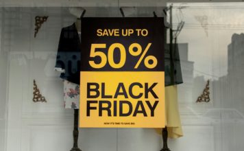 Adesso che la corsa alle promozioni commerciali del “black friday”, il “venerdí nero” è (quasi) finita e alla vigilia delle promozioni invernali, forse non è fuori luogo chiedersi quale sia il vero colore di questa invenzione americana agli occhi dell’Unione Europea chiamata, anche su questa irruzione da oltre-Atlantico , a vigilare in difesa dei consumatori europei. Dopo avere nel tempo contribuito, anche se non sempre con successo, a regolamentare in particolare le promozioni dei saldi stagionali , adesso per l’Unione Europea è la volta di vigilare sulle nuove pratiche commerciali attive sulle piattaforme digitali. Si tratta di un impegno diventato anche più pressante nel nuovo clima di competizione commerciale a livello mondiale, accelerata dalla recente “guerra dei dazi” e dall’attacco di Trump alle regole europee di protezione rispetto ad un’invasività digitale fuori controllo. Nell’UE uno studio coordinato nel 2022 dalla Commissione europea condotta su 16.000 prodotti proposti da 176 siti Internet ha rivelato che un annuncio su quattro non era conforme alla legislazione europea, in un contesto nel quale le grandi piattaforme digitali, tra le altre Amazon e Google, stravolgono la concorrenza rispetto ad altre piattaforme minori e più ancora rispetto a piccoli e medi esercizi commerciali locali, dei quali conosciamo l’alto tasso di mortalità nel nostro territorio. Al netto delle importanti ricadute di queste nuove “seduzioni commerciali” che impoveriscono il territorio, riducendo anche il prezioso tessuto di relazioni umane e sopprimendo l’intermediazione del venditore di prossimità tra cliente e prodotto, altri rischi per il consumatore non sono da sottovalutare. È cresciuta così nello spazio europeo l’esigenza di dare vita a una politica di difesa del consumatore, in un contesto di grande complessità degli scambi commerciali internazionali difficilmente regolabili nella sola limitata dimensione nazionale. Fin dal 1972 il tema si è affacciato sul tavolo dell’allora Comunità economica europea, per atterrare più concretamente nell’Unione Europea con il Trattato di Maastricht del 1992. Oggi molti sono diventati gli argini alzati dall’UE a protezione dei consumatori: dalla lotta alle pratiche commerciali sleali alla pubblicità ingannevole, dalla sorveglianza sulle etichette dei prodotti fino alla protezione dei diritti dei viaggiatori. Si tratta di un cantiere vasto e in continua evoluzione, in parte una sorta di battaglia permanente tra “guardie e ladri”, dove l’Unione Europea deve farsi carico della protezione dei suoi cittadini-consumatori nel quadro della transizione ecologica e digitale in corso, vegliando all’applicazione effettiva dei diritti dei consumatori, senza dimenticare il prezioso contributo della cooperazione internazionale in materia. Più concretamente sono state adottate misure in materia di acquisti per consentire al consumatore di beneficiare di una garanzia minima di due anni sui prodotti acquistati con l’obbligo per il venditore di ripararli, sostituirli o rimborsarli e il diritto per l’acquirente di disporre di 14 giorni per annullare l’ordinazione. Da segnalare, fino dal 2003, un sistema rapido europeo di allerta per mettere in grado gli Stati membri UE di scambiare informazioni su prodotti a rischio per la salute. Vi sono ancora molti altri fronti per questa pacifica battaglia europea: tra questi il diritto alla riparazione da parte dei fabbricanti di elettrodomestici o la lotta contro la “pubblicità verde ingannevole”, nota come “greenwashing” (un ecologismo di facciata), o ancora la trasparenza sulla tracciabilità dei prodotti, oltre che per motivi sanitari, anche per lottare contro le frodi. Il quadro complessivo della politica europea di difesa dei consumatori, qui appena accennato, è lungi dall’essere completo e altre misure sono allo studio o in via di adozione. Si tratta di un cantiere europeo doveroso da ricordare ai cittadini europei, oggi preoccupati come non mai di essere protetti dalla prepotenza e dall’inganno di attori che oggi minacciano l’Unione Europea con le armi e con i dazi. Foto di Ashkan Forouzani su Unsplash