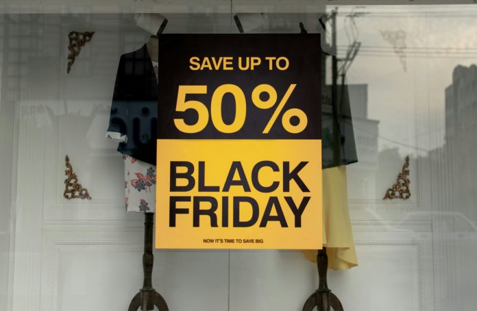 Adesso che la corsa alle promozioni commerciali del “black friday”, il “venerdí nero” è (quasi) finita e alla vigilia delle promozioni invernali, forse non è fuori luogo chiedersi quale sia il vero colore di questa invenzione americana agli occhi dell’Unione Europea chiamata, anche su questa irruzione da oltre-Atlantico , a vigilare in difesa dei consumatori europei. Dopo avere nel tempo contribuito, anche se non sempre con successo, a regolamentare in particolare le promozioni dei saldi stagionali , adesso per l’Unione Europea è la volta di vigilare sulle nuove pratiche commerciali attive sulle piattaforme digitali. Si tratta di un impegno diventato anche più pressante nel nuovo clima di competizione commerciale a livello mondiale, accelerata dalla recente “guerra dei dazi” e dall’attacco di Trump alle regole europee di protezione rispetto ad un’invasività digitale fuori controllo. Nell’UE uno studio coordinato nel 2022 dalla Commissione europea condotta su 16.000 prodotti proposti da 176 siti Internet ha rivelato che un annuncio su quattro non era conforme alla legislazione europea, in un contesto nel quale le grandi piattaforme digitali, tra le altre Amazon e Google, stravolgono la concorrenza rispetto ad altre piattaforme minori e più ancora rispetto a piccoli e medi esercizi commerciali locali, dei quali conosciamo l’alto tasso di mortalità nel nostro territorio. Al netto delle importanti ricadute di queste nuove “seduzioni commerciali” che impoveriscono il territorio, riducendo anche il prezioso tessuto di relazioni umane e sopprimendo l’intermediazione del venditore di prossimità tra cliente e prodotto, altri rischi per il consumatore non sono da sottovalutare. È cresciuta così nello spazio europeo l’esigenza di dare vita a una politica di difesa del consumatore, in un contesto di grande complessità degli scambi commerciali internazionali difficilmente regolabili nella sola limitata dimensione nazionale. Fin dal 1972 il tema si è affacciato sul tavolo dell’allora Comunità economica europea, per atterrare più concretamente nell’Unione Europea con il Trattato di Maastricht del 1992. Oggi molti sono diventati gli argini alzati dall’UE a protezione dei consumatori: dalla lotta alle pratiche commerciali sleali alla pubblicità ingannevole, dalla sorveglianza sulle etichette dei prodotti fino alla protezione dei diritti dei viaggiatori. Si tratta di un cantiere vasto e in continua evoluzione, in parte una sorta di battaglia permanente tra “guardie e ladri”, dove l’Unione Europea deve farsi carico della protezione dei suoi cittadini-consumatori nel quadro della transizione ecologica e digitale in corso, vegliando all’applicazione effettiva dei diritti dei consumatori, senza dimenticare il prezioso contributo della cooperazione internazionale in materia. Più concretamente sono state adottate misure in materia di acquisti per consentire al consumatore di beneficiare di una garanzia minima di due anni sui prodotti acquistati con l’obbligo per il venditore di ripararli, sostituirli o rimborsarli e il diritto per l’acquirente di disporre di 14 giorni per annullare l’ordinazione. Da segnalare, fino dal 2003, un sistema rapido europeo di allerta per mettere in grado gli Stati membri UE di scambiare informazioni su prodotti a rischio per la salute. Vi sono ancora molti altri fronti per questa pacifica battaglia europea: tra questi il diritto alla riparazione da parte dei fabbricanti di elettrodomestici o la lotta contro la “pubblicità verde ingannevole”, nota come “greenwashing” (un ecologismo di facciata), o ancora la trasparenza sulla tracciabilità dei prodotti, oltre che per motivi sanitari, anche per lottare contro le frodi. Il quadro complessivo della politica europea di difesa dei consumatori, qui appena accennato, è lungi dall’essere completo e altre misure sono allo studio o in via di adozione. Si tratta di un cantiere europeo doveroso da ricordare ai cittadini europei, oggi preoccupati come non mai di essere protetti dalla prepotenza e dall’inganno di attori che oggi minacciano l’Unione Europea con le armi e con i dazi. Foto di Ashkan Forouzani su Unsplash