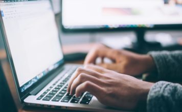 Norme digitali UE più semplici Foto di Glenn Carstens-Peters su Unsplash