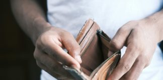 Il 17,4% delle famiglie dell’UE ha difficoltà ad arrivare a fine mese Foto di Towfiqu barbhuiya su Unsplash