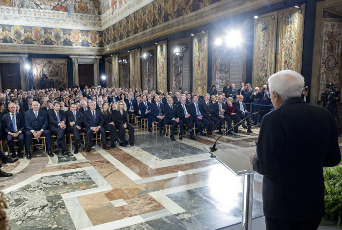 Palazzo del Quirinale, 19/12/2025 (II mandato) Il Presidente Sergio Mattarella rivolge il suo indirizzo di saluto in occasione della cerimonia per lo scambio degli auguri di fine anno con i rappresentanti delle istituzioni, delle forze politiche e della società civile Palazzo del Quirinale, 19/12/2025 (II mandato) Il Presidente Sergio Mattarella rivolge il suo indirizzo di saluto in occasione della cerimonia per lo scambio degli auguri di fine anno con i rappresentanti delle istituzioni, delle forze politiche e della società civile