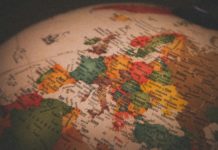 Unione europea e le volpi nel pollaio Foto di Christian Lue su Unsplash