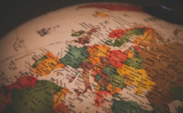 Unione europea e le volpi nel pollaio Foto di Christian Lue su Unsplash