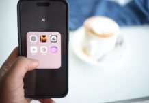 Foto di Solen Feyissa su Unsplash