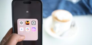 Foto di Solen Feyissa su Unsplash