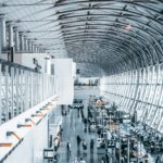 Chi entra, chi esce e chi resta: dati Eurostat 2024-2025 sulla migrazione UE Foto di Jue Huang su Unsplash