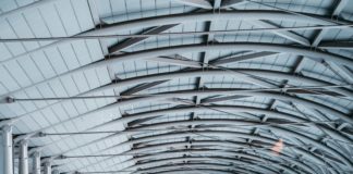 Chi entra, chi esce e chi resta: dati Eurostat 2024-2025 sulla migrazione UE Foto di Jue Huang su Unsplash