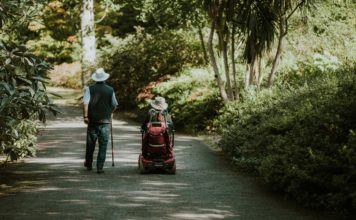 Parità di accesso a beni e servizi per le persone con disabilità attraverso misure di accomodamento ragionevole e accessibilità Foto di Annie Spratt su Unsplash