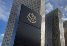 UE al fronte per difendersi Luxofluxo, CC BY-SA 4.0, via Wikimedia Commons