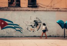 E ora Trump guarda e minaccia Cuba Foto di Dennis Schmidt su Unsplash