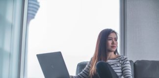 Foto di Mimi Thian su Unsplash