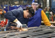 Istruzione e formazione professionale: un nuovo modo per acquisire competenze lavorative molto richieste Foto di PTTI EDU su Unsplash