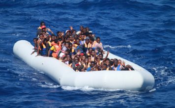 Il silenzio delle guerre ai migranti Commander, U.S. Naval Forces Europe-Africa/U.S. 6th Fleet, Public domain, via Wikimedia Commons