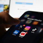 Generazione social, ma a che prezzo? Foto di Berke Citak su Unsplash