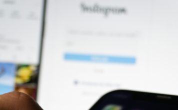 Generazione social, ma a che prezzo? Foto di Berke Citak su Unsplash