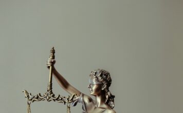 L’UE rilancia la difesa della giustizia penale internazionale Foto di Tingey Injury Law Firm su Unsplash